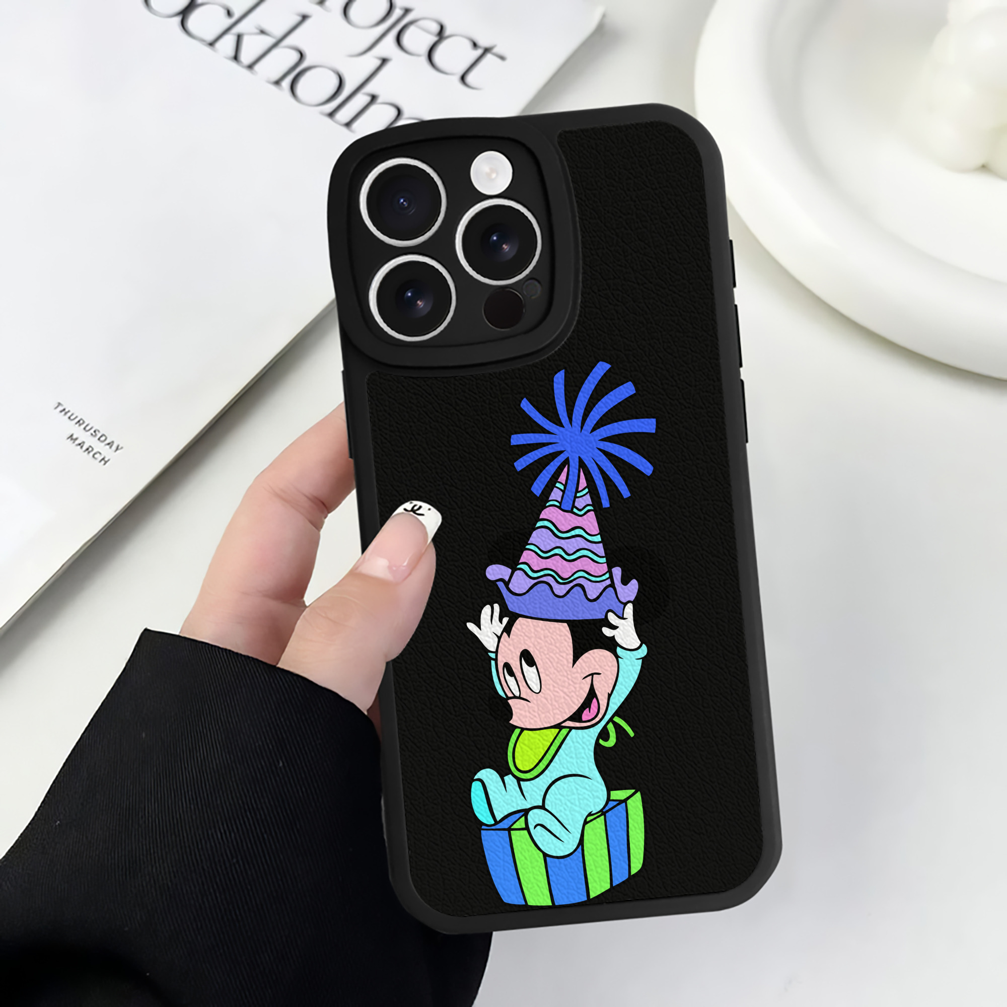 （画像用） ミッキーマウス Mickey Mouse 【iPhone 16シリーズ対応】シリコンスマホケース（レザー調） 材質：シリコン